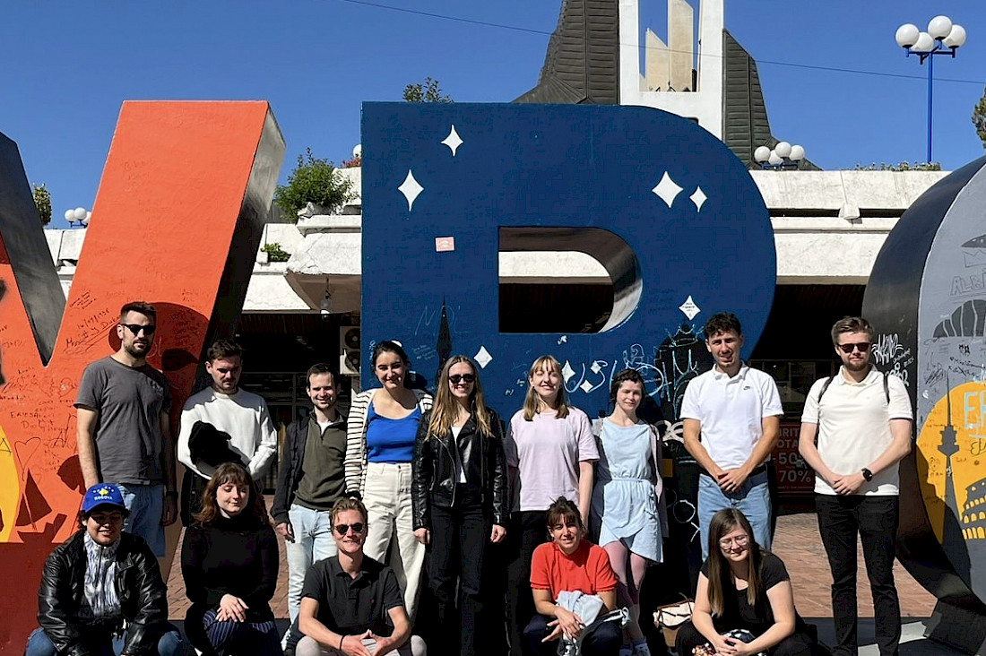 Die Gruppe der diesjährigen Exkursion der JSOG in Prishtina zum Thema “NEWBORN - Identitätsfindung im jungen Kosovo”