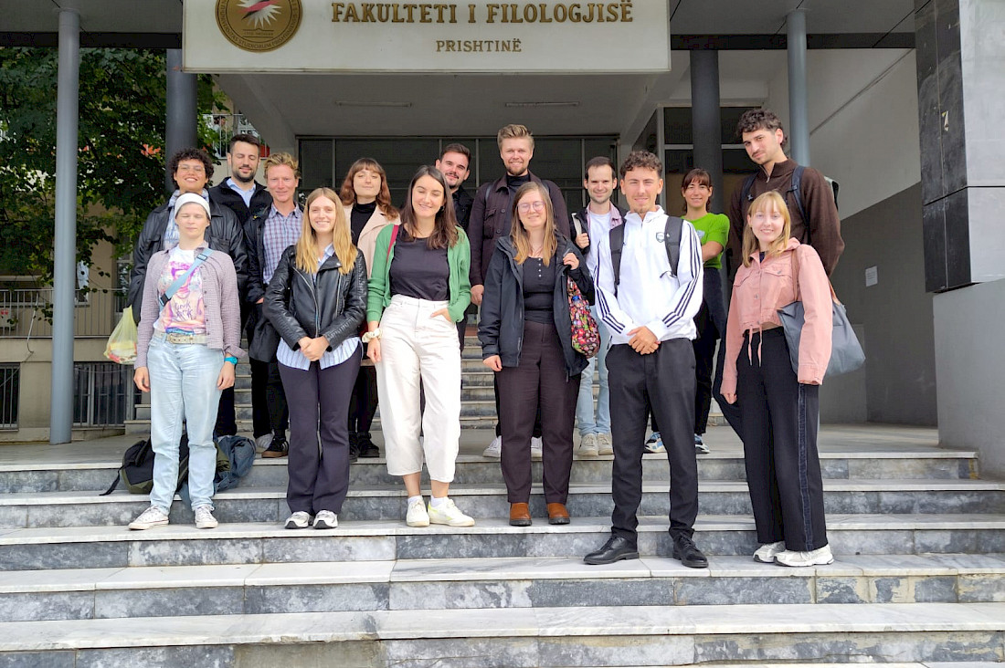 Die Junge SOG vor der Philologischen Fakultät der Universität Prishtina