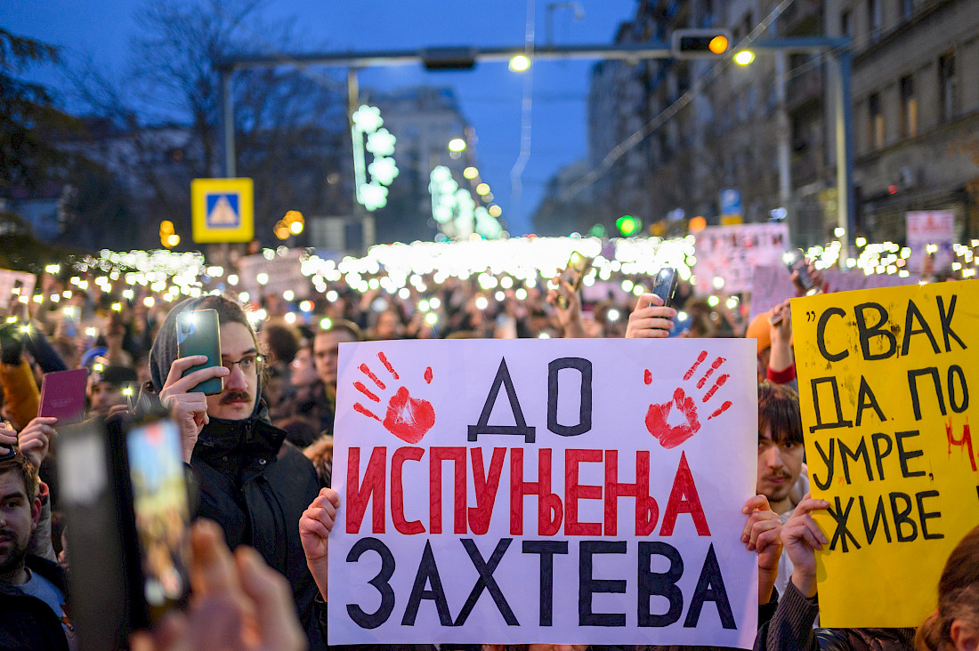 Studierende beim Protest mit einem Plakat: "Für die Erfüllung der Forderungen". Bild: Mirko Kuzmanović