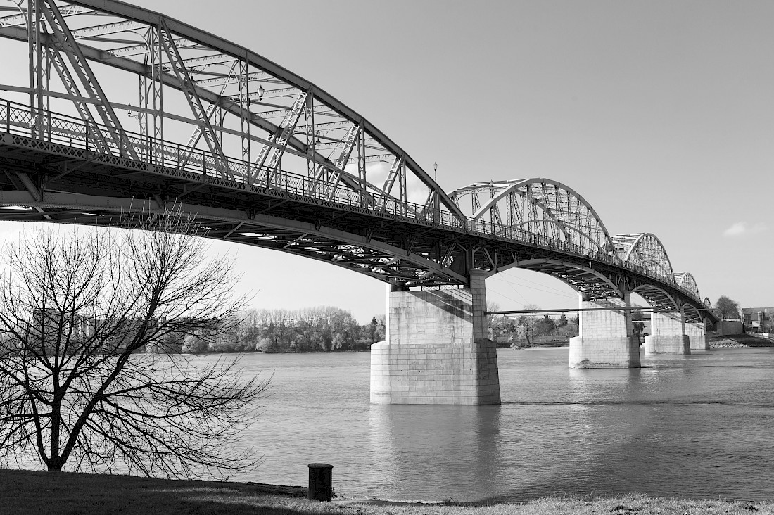 Brücke zwischen Ungarn und der Slowakei. BearFotos/Shutterstock